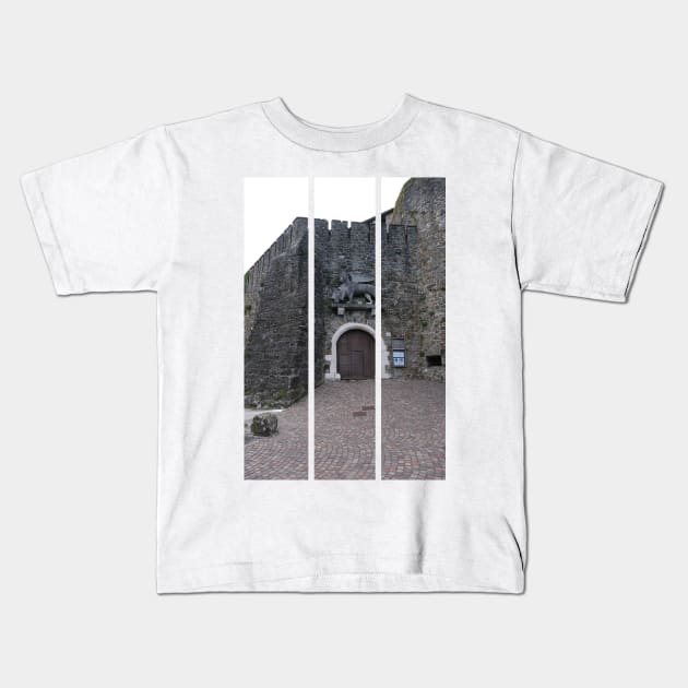 Gorizia, Italy. The castle. It stands between the walls of the ancient village, what medieval sources cite as Upper Land. Friuli Venezia Giulia. Sunny spring afternoon day (vertical) Kids T-Shirt by fabbroni-art